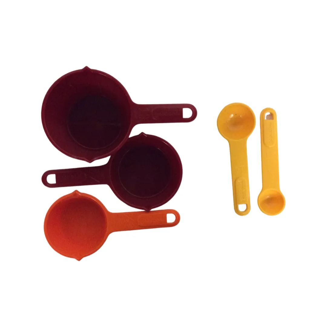 Measuring cups & spoons