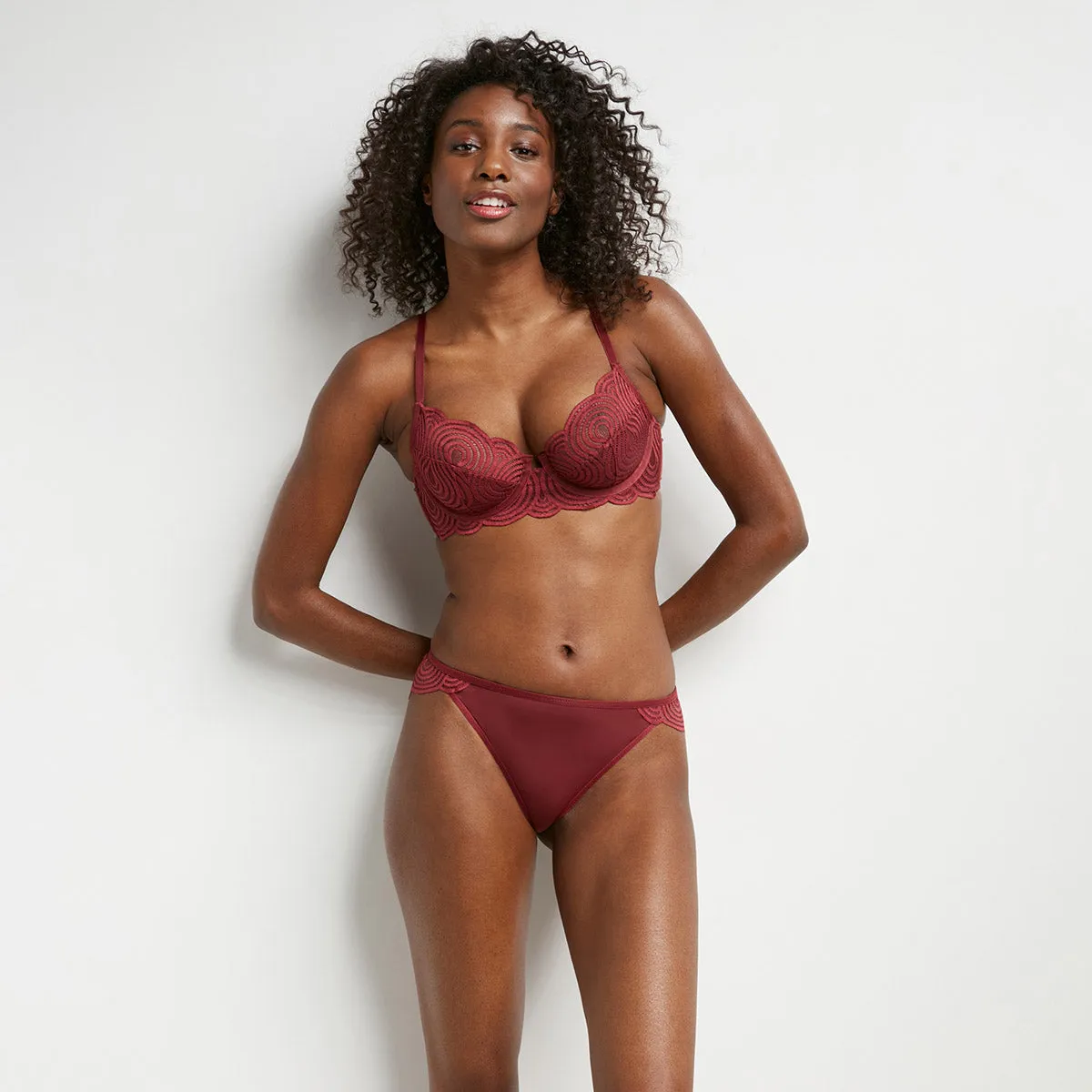 Soutien-gorge emboitant à armatures en dentelle vague rouge Mod de Dim