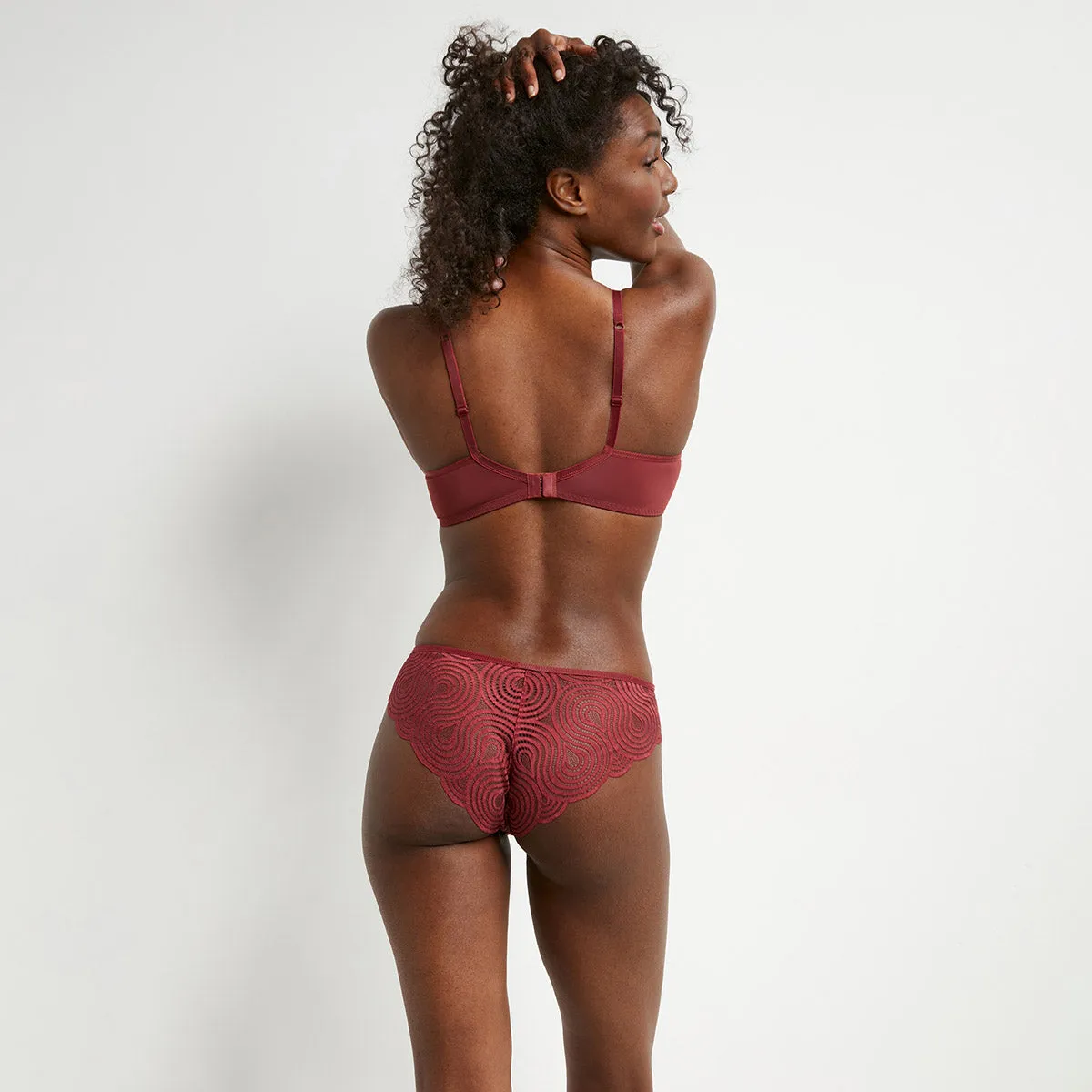 Soutien-gorge emboitant à armatures en dentelle vague rouge Mod de Dim